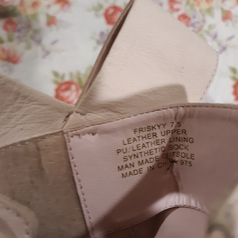 Betsey Johnson Light Pink Friskyy Bow Heels. - Picture 6 of 10